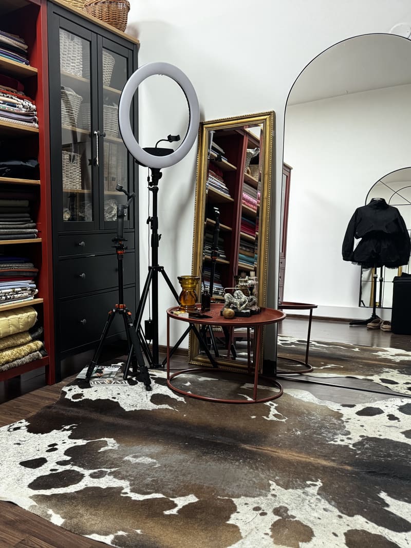 Стеллажи с тканями в ателье Atelier-DLV